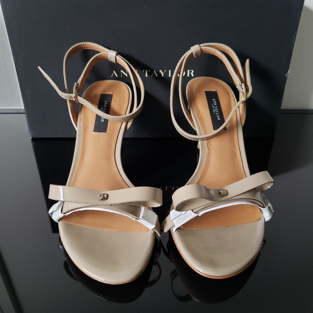 NIB Ann Taylor patent leather nude bow sandal